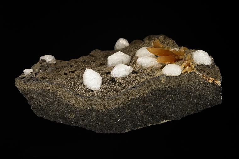 CHABAZITE var. Phacolite